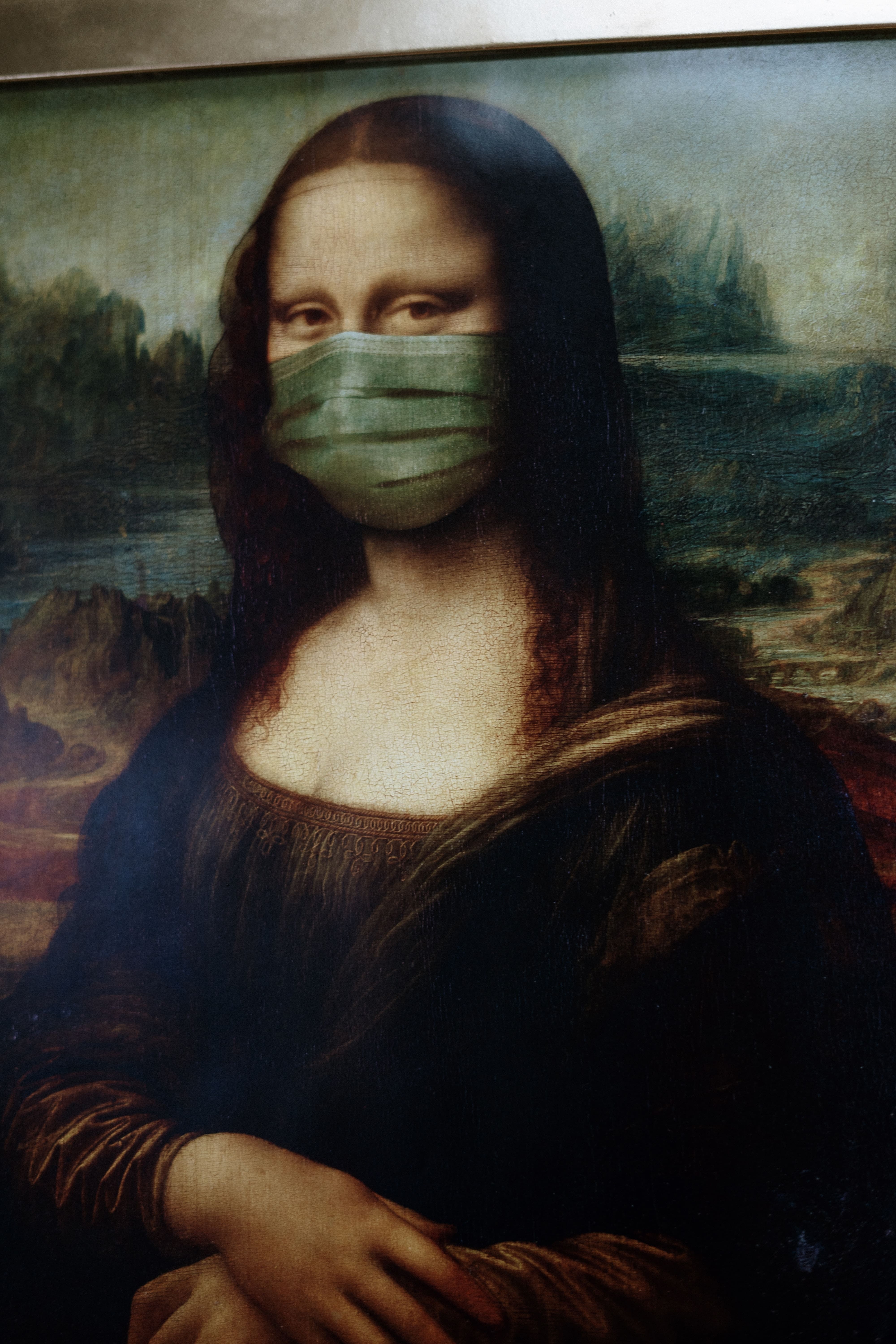 mona-lisa-with-face-mask-3957982-min